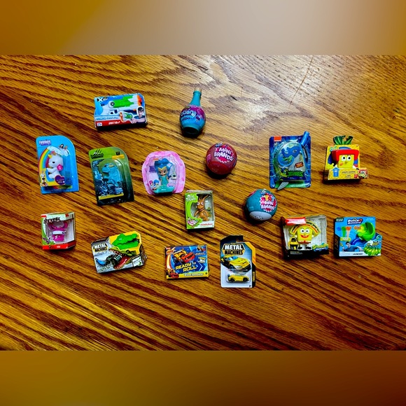 Zuru Assorted Mini Brands Set of 16 - Picture 1 of 4